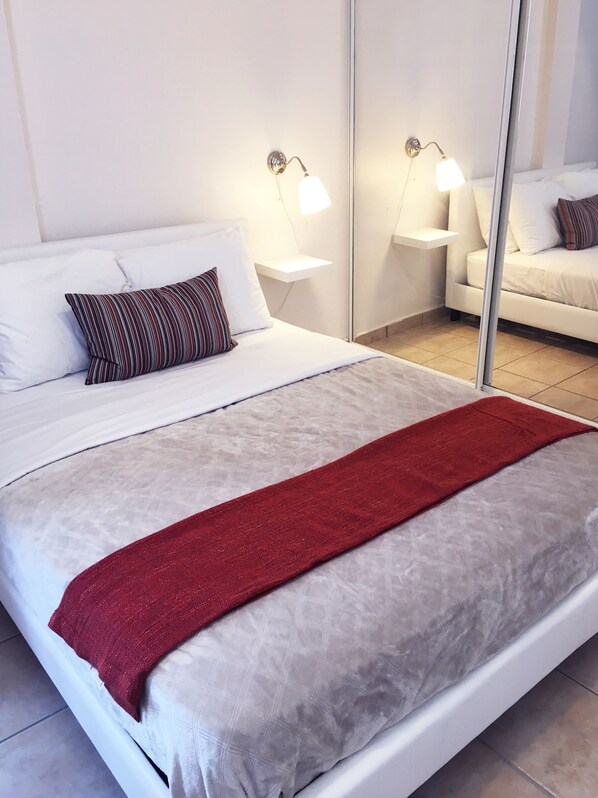 Dormitorio con cama Queen en el que caben 2 personas por cama, tiene AC.