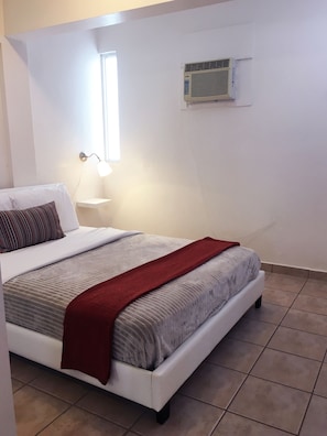 Dormitorio con cama Queen en el que caben 2 personas por cama, tiene AC.