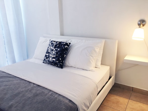 Dormitorio con cama Queen en el que puede acomodar a 2 personas, tiene AC.