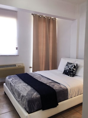 Dormitorio con cama Queen en el que puede acomodar a 2 personas, tiene AC.