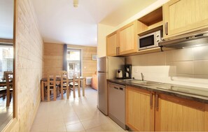 Prepare simple meals in the functional kitchenette and enjoy them around the dining table with comfortable seating for everyone