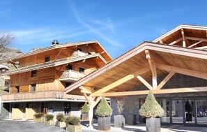 This accommodation gives access to the Bossonnet ski lifts leading directly to the slopes of La Clusaz via a footbridge