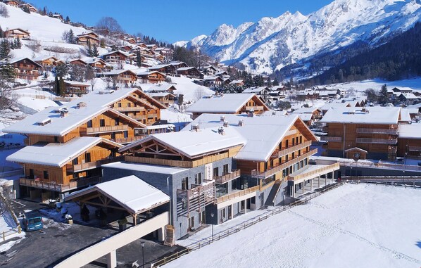 Right in the heart of an exceptional, preserved natural site in the North Savoy, this residence offers holiday rentals just 5 minutes’ walk from the ski resort of La Clusaz