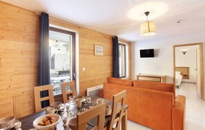 After a fun day on the slopes, relax in the living area.