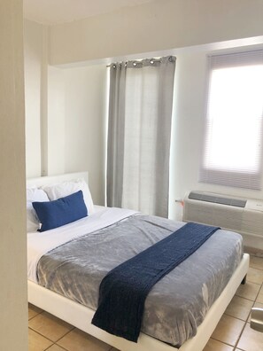 Dormitorio con  cama Queen en el que puede acomodar a 2 personas, tiene AC.