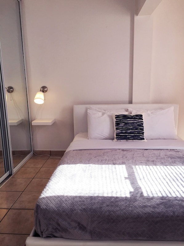 Dormitorio con  cama Queen en el que puede acomodar a 2 personas, tiene AC.