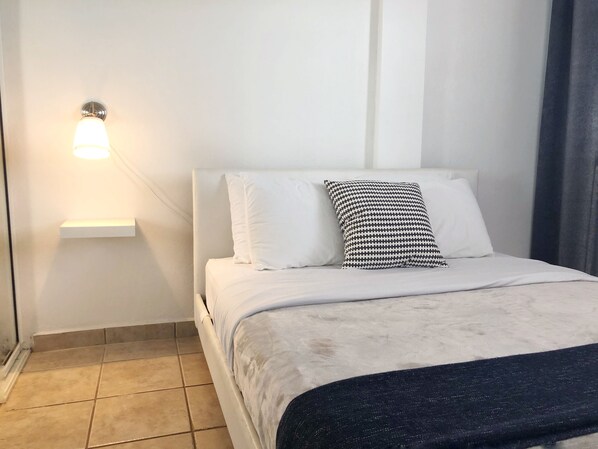 Dormitorio con cama Queen en el que puede acomodar a 2 personas, tiene AC.