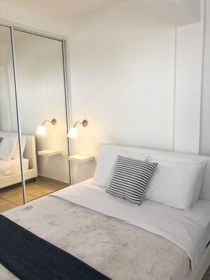 Dormitorio con  cama Queen en el que puede acomodar a 2 personas, tiene AC.