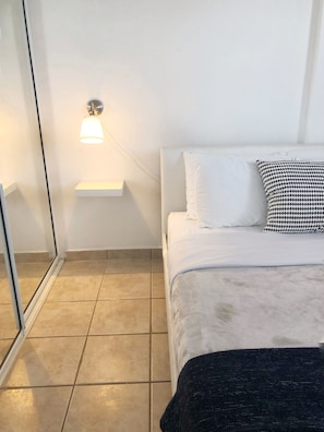 Dormitorio con cama Queen en el que puede acomodar a 2 personas, tiene AC.