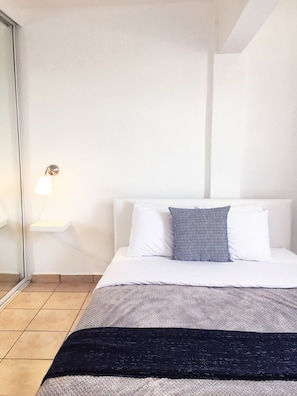 Dormitorio con cama Queen en el que puede acomodar a 2 personas, tiene AC.