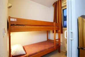 The sleeping alcove includes a trunk bed for 2 additional guests