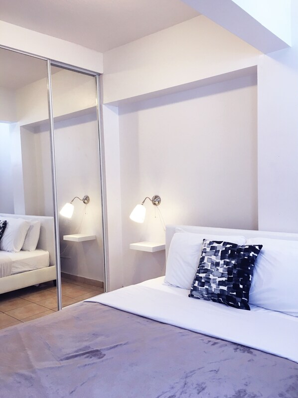 Dormitorio con cama Queen en el que caben 2 personas por cama, tiene AC.