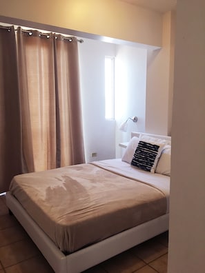 Dormitorio con cama Queen en el que caben 2 personas por cama, tiene AC.