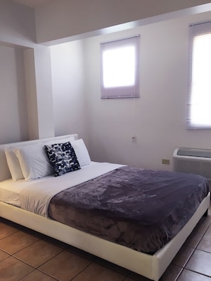 Dormitorio con cama Queen en el que caben 2 personas por cama, tiene AC.