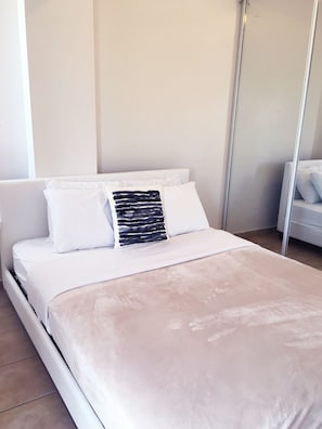 Dormitorio con cama Queen en el que caben 2 personas por cama, tiene AC.