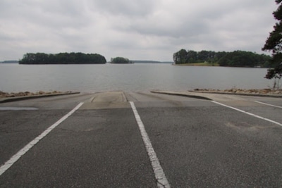 1/4 mi. to LAKE HARTWELL/15 mi. to CLEMSON/Lockable Boat Shelters w/Power/Water