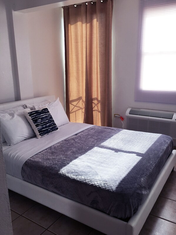 Dormitorio con  cama Queen en el que puede acomodar a 2 personas, tiene AC.