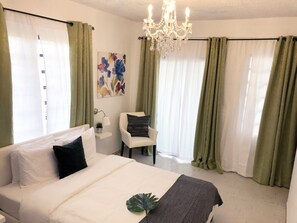 Cama Queen para 2 personas. incluye toallas, ropa de cama, TV sistema ROKU y AC.