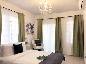 Cama Queen para 2 personas. incluye toallas, ropa de cama, TV sistema ROKU y AC.