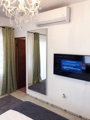 Cama Queen para 2 personas. incluye toallas, ropa de cama, TV sistema ROKU y AC.