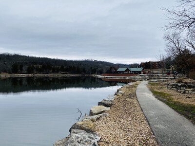 Country Bear Cabin 1 BD 1.5 BA Near Silver Dollar City & Branson Strip Sleeps 4