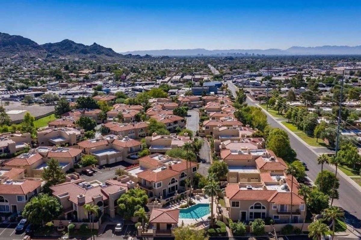 Relax Poolside in your private, Clean, Beautiful, Quiet Vacation Condo