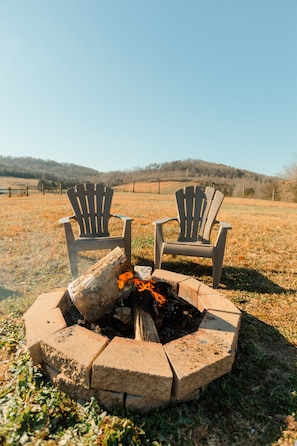 Cool private evenings at the fire pit, reconnect with romantic surroundings