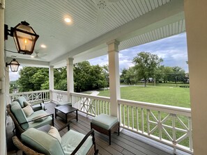 Southern exposure, gaslights, ceiling fans, comfortable sofa& rocking chairs