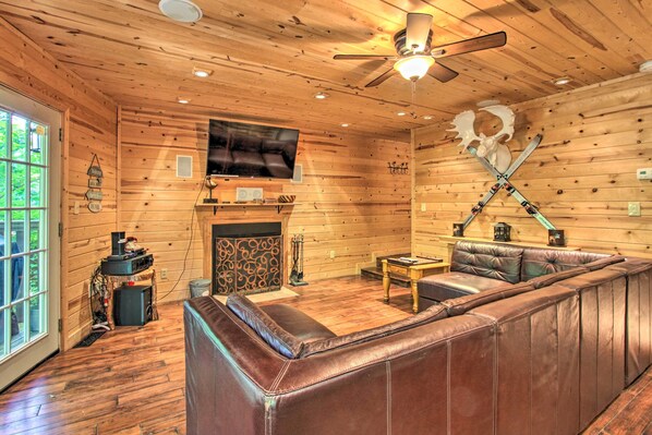 Gatlinburg Vacation Rental | 3BR | 1.5BA | 1,120 Sq Ft | Stairs to Access