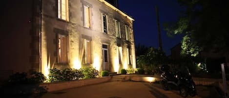 Façade de lâhĂ©bergement - soirĂ©e/nuit