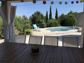 Terrasse ombragée vue sur piscine 