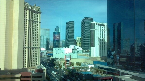 Super views from 15th floor strip side!