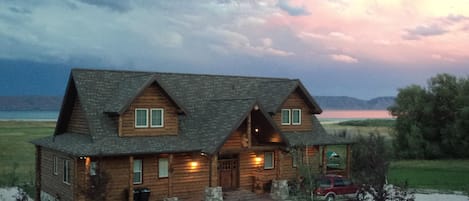 Grizzly Bear Cabin: A Grand Beachfront Lodge with 16 bedrooms