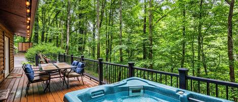 Enjoy wonderful privacy in a forest of greenery at Smoky's Lodge. 