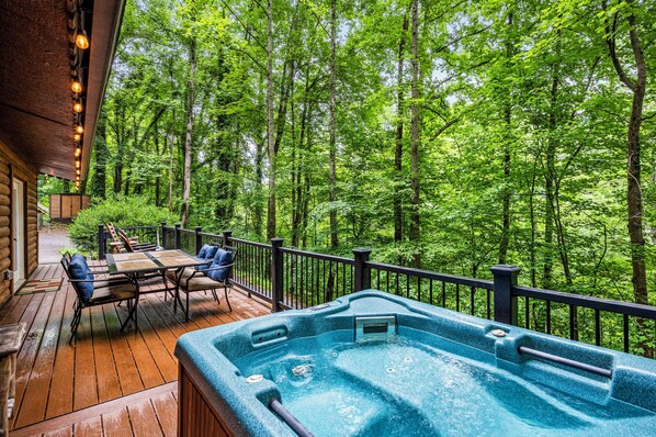 Enjoy wonderful privacy in a forest of greenery at Smoky's Lodge. 