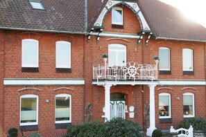 Außenansicht der Ferienwohnung mit Balkon