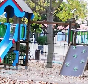 AIRE DE JEUX AVEC BARBECUE GRATUITE ET OMBRAGEE