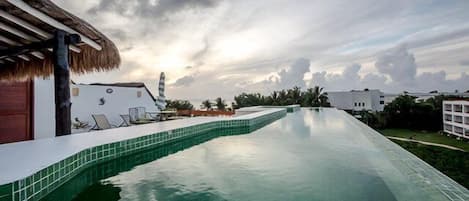Palati Mou tiene una fantástica piscina privada en el techo