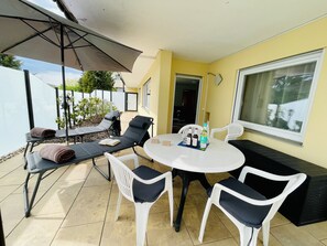 Überdachte Terrasse und Terrassenmöbel