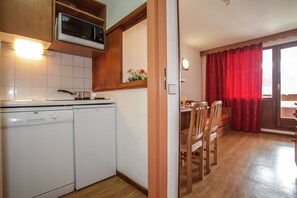 Prepare your meals in the kitchenette featuring a refrigerator, a hob and an oven or microwave