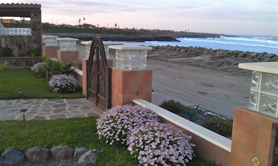 5 habitaciones, frente a la playa, climatizada, piscina, casa, amplio patio trasero, unidad segura en el estacionamiento. 