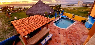 5 habitaciones, frente a la playa, climatizada, piscina, casa, amplio patio trasero, unidad segura en el estacionamiento. 