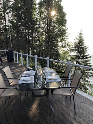 Enjoy breakfast on the deck before heading out for a day of exploring !