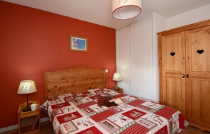 There's a Double bed in the bedroom.