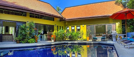 Exqusitie Palm View Villa with private, large salt water swimming pool