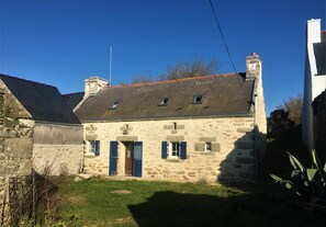 vue de la maison et de son jardin 