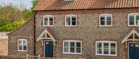 Sea Pie, Burnham Overy Staithe: Front elevation (end terrace)