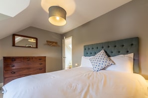 Sea Pie, Burnham Overy Staithe: Master bedroom with king-size bed