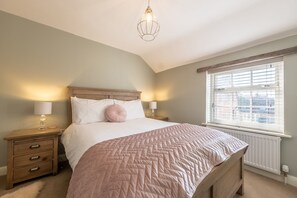 Sandpiper's Cottage, South Creake: Master bedroom