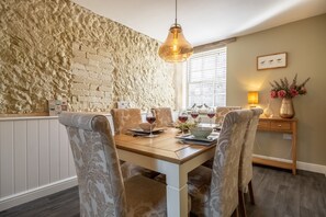 Sandpiper's Cottage, South Creake: Spacious dining room